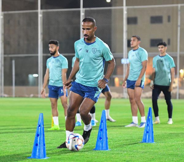 يجهز لاعبيه للتعاون بـ 3 مجموعاتدونيس