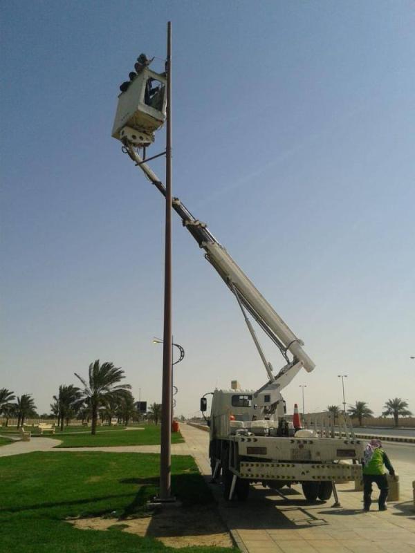 صيانة 4300 عامود إنارة بالطائف