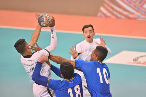 ما بين قبضة الأخضر والعالمية.. الإمارات!