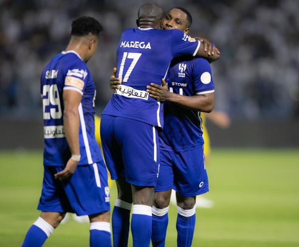 الهلال يبدأ مشوار الدفاع عن اللقب بثنائية في الخليج