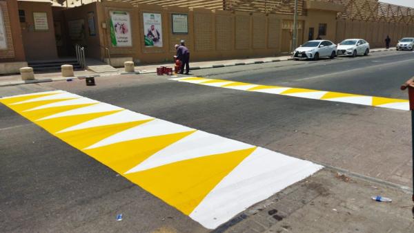 طلاء المطبات وغسيل الأرصفة أمام مدارس الجبيل