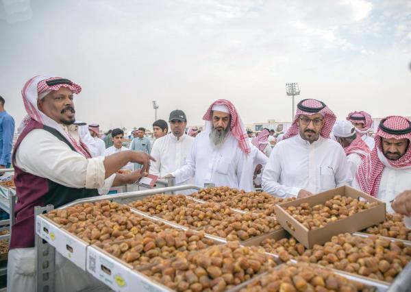 «الدلالين».. وسطاء البيع والشراء في موسم عنيزة للتمور