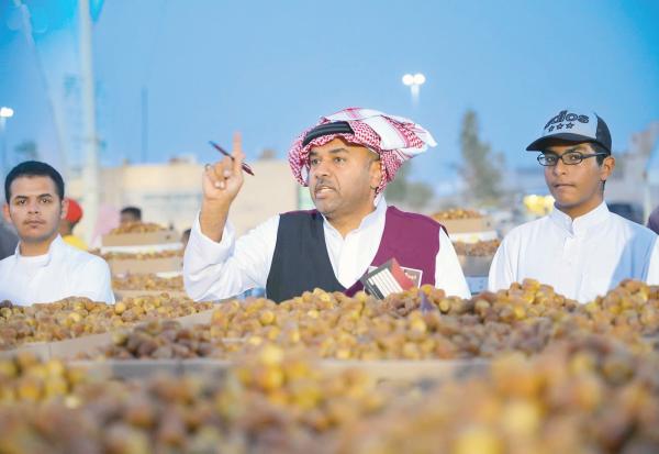 «الدلالين».. وسطاء البيع والشراء في موسم عنيزة للتمور