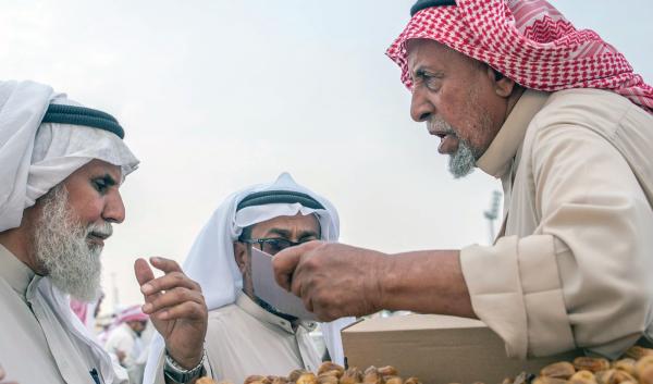 «الدلالين».. وسطاء البيع والشراء في موسم عنيزة للتمور
