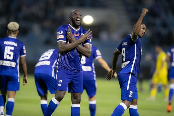 سفينة الهلال.. تعبر مياه الخليج !