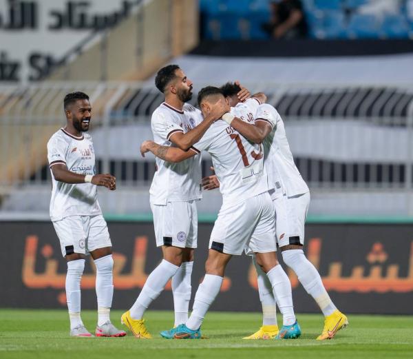 الشباب يتخطى الباطن بثلاثية