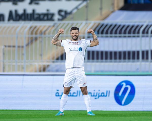 فرحة كارلوس جونيور بهدفه أمام الباطن