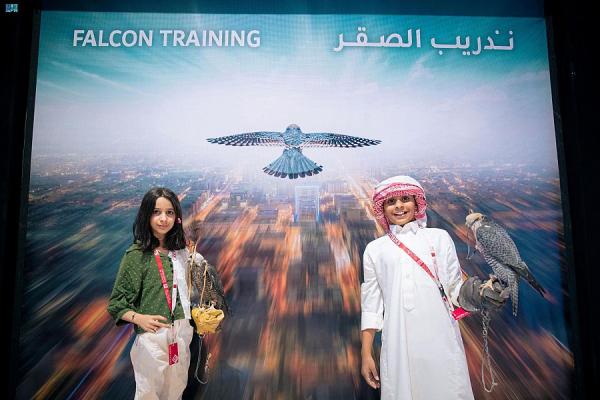 «معرض الصقور» يُلهم الأطفال صقاري المستقبل