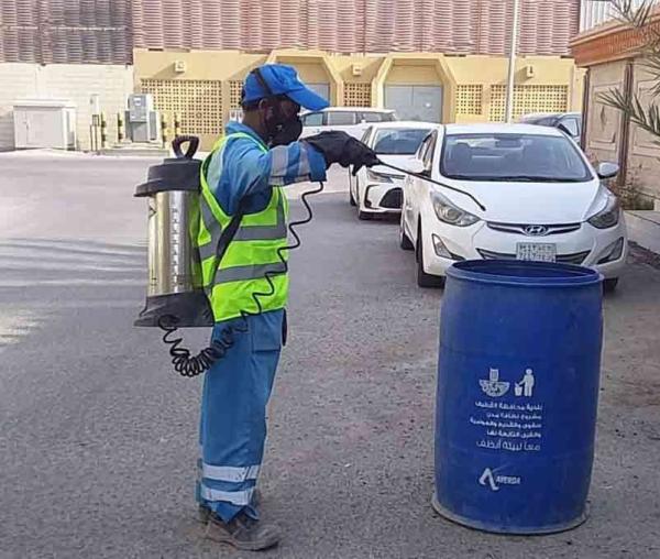 تطهير وتعقيم 215 موقعا بالقطيف