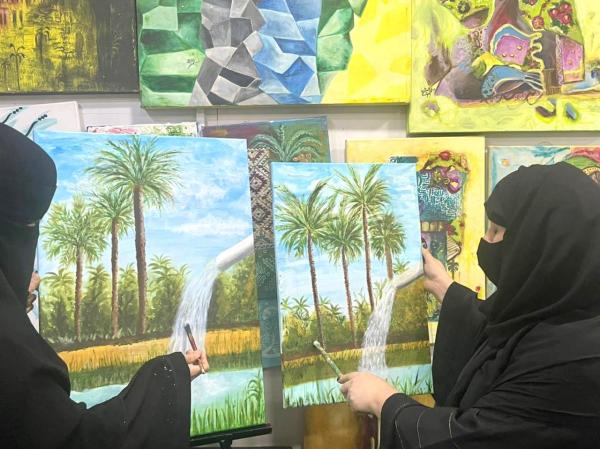 14 متدربة في دورة الرسم بفنون الأحساء