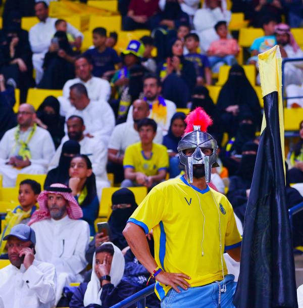 بدأ بالفرسان..العالمي يملأ المكان