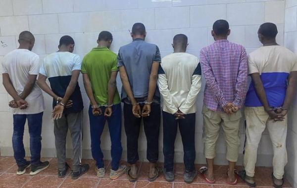 جدة.. ضبط مقيمين لنقلهما 5 مخالفين في مركبة مسروقة