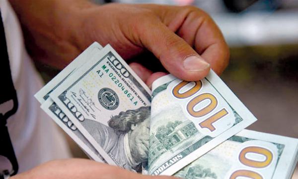 العملة الخضراء تتراجع أمام العملات المنافسة (اليوم)