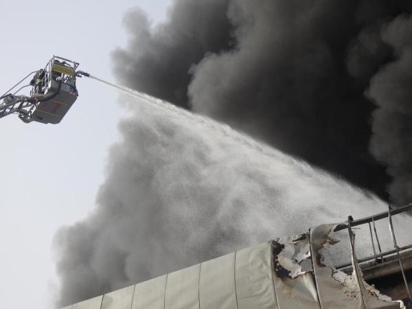 بالصور.. «مدني حائل» يخمد حريقًا بمصنع دون إصابات