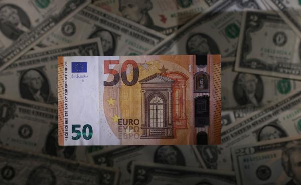 الدولار ينزل من أعلى مستوى في 20 عاما