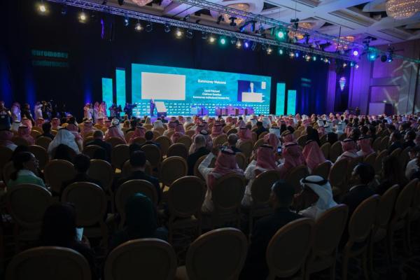 6 ملفات على طاولة مؤتمر يوروموني