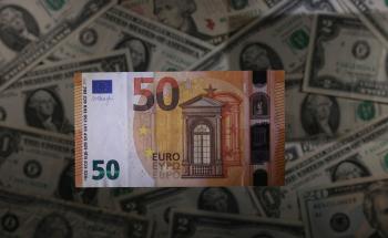 الدولار ينزل من أعلى مستوى في 20 عاما