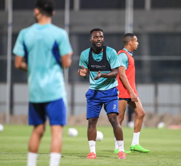 دونيس يطالب بالتعويض أمام الباطن