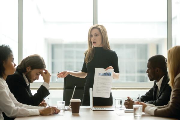 المواجهة والاستيعاب أفضل طرق التعامل مع «المدير السيئ»