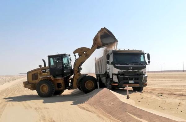 رفع الرمال من مسار ميدان «سباق الهجن»