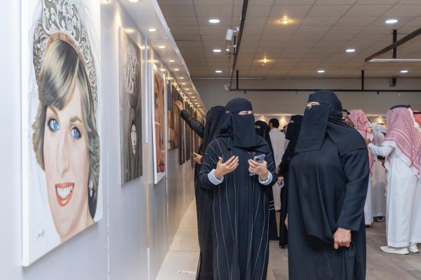 تشكيلية تعيد صياغة الواقعية الفنية في «كاف»