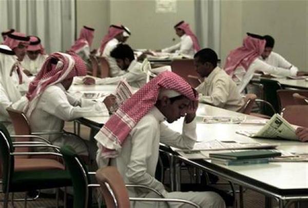 طلاب سعوديون يدرسون في مكتبة الأمير سلمان بجامعة الملك سعود بالرياض - رويترز