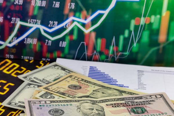 الدولار الأمريكي ومعدل التضخم في الولايات المتحدة