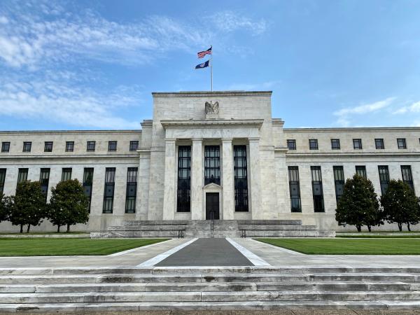 كيف يؤثر رفع أسعار الفائدة الأمريكية عليك؟