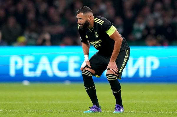 آلام الركبة تهاجم كريم بنزيما مهاجم ريال مدريد خلال مواجهة سيلتيك