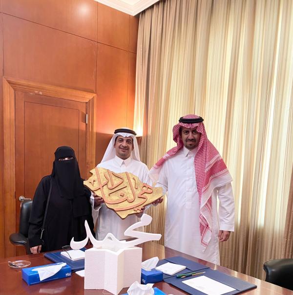 محافظ القطيف يشيد بابتكار جهاز تقطيع الفلين
