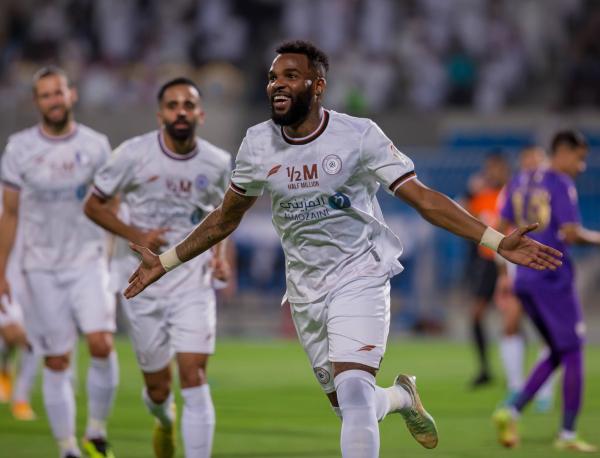 الشباب يتصدر دوري روشن برباعية في الطائي