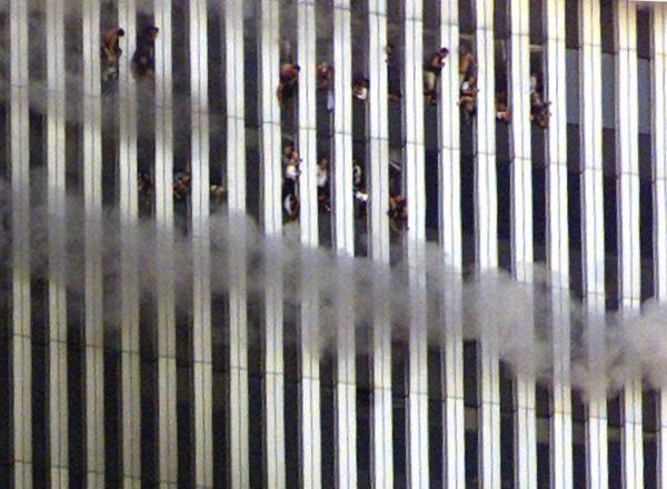 الناس ينظرون من البرج الشمالي المحترق في مركز التجارة العالمي- رويترز