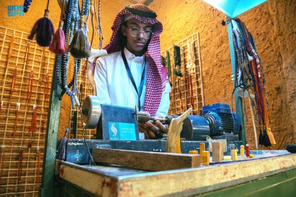 «السبحة».. مهنة قديمة متوارثة على مر الأجيال