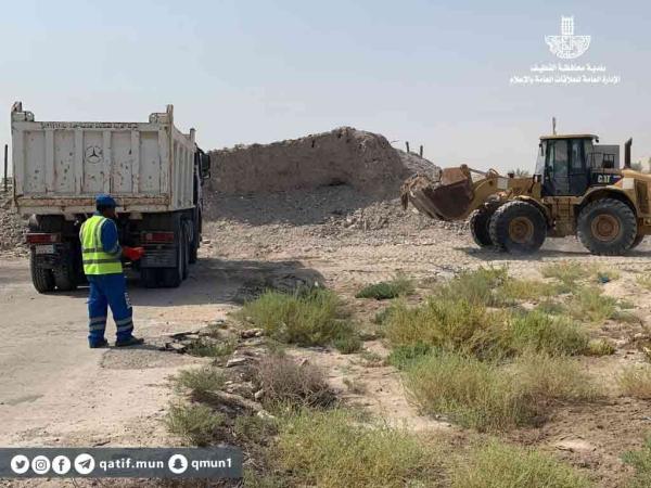 رفع 344م3 أنقاضا بالعوامية