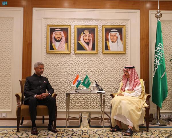 وزير الخارجية يستعرض العلاقات مع نظيره الهندي