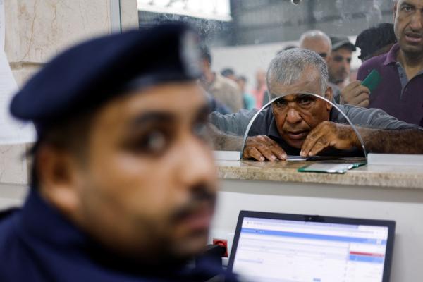 مستوطنون يهود يقتحمون باحات المسجد الأقصى