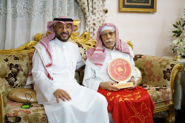 رئيس القادسية يُكرم شيخ مؤذني الحرم المكي علي ملا