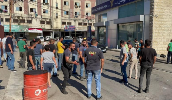 القبض على مسلح اقتحم بنكا في جنوب لبنان لاستعادة مدخراته