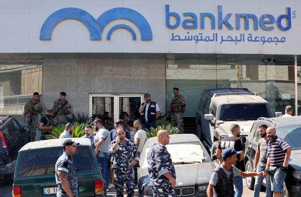 إغلاق بنوك لبنان بعد 7 اقتحامات خلال يومين