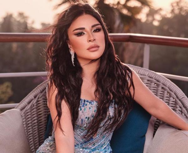 في عيد ميلادها.. إطلالة باهرة لماجي بو غصن