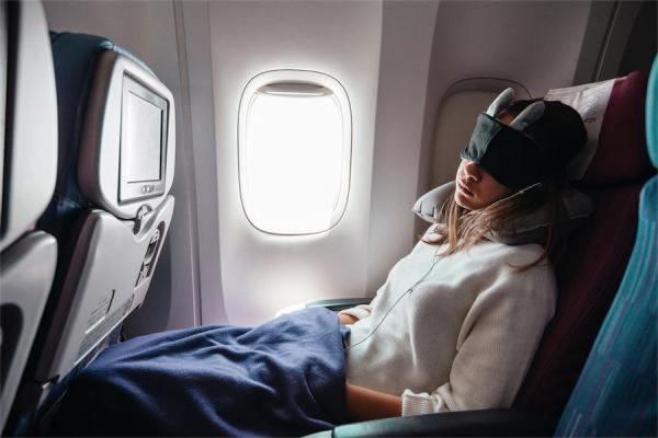 كيف تشعر بالانتعاش بعد النوم على متن الطائرة؟