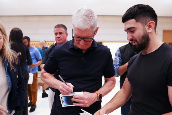 الرئيس التنفيذي لأبل يوقع على جهاز آيفون 14- رويترز