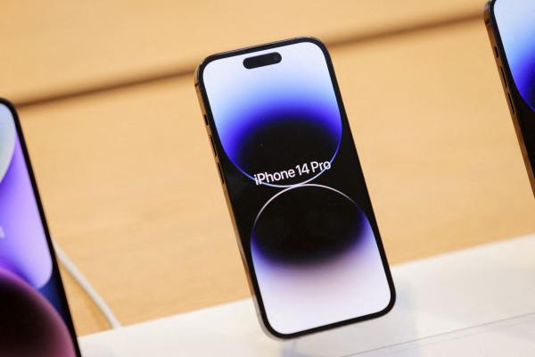 هاتف آيفون 14 من متجر بمنهاتن، أمريكا- رويترز