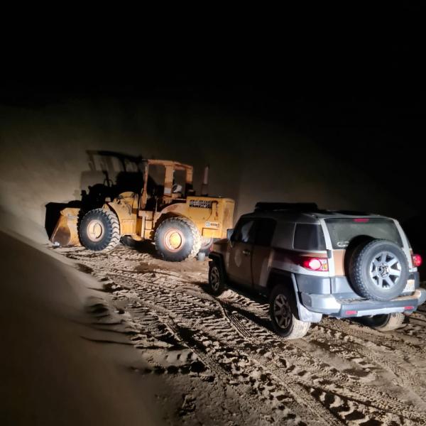 ضبط 12 معدة لنهل الرمال بالدمام