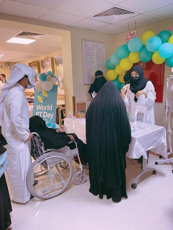 تثقيف زوار «الجبيل العام» بالعلاج الطبيعي
