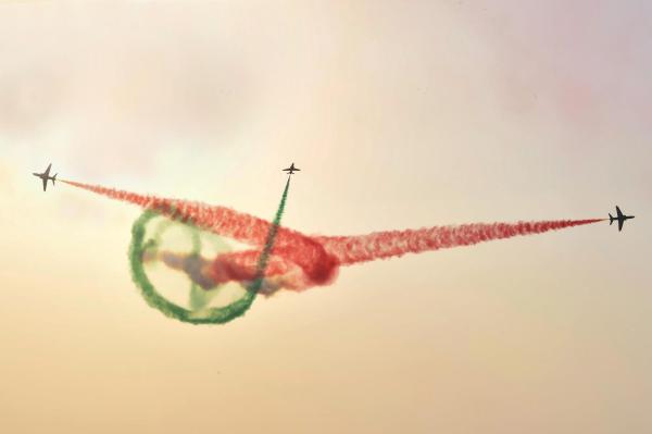 الطائرات تزين سماء جدة بشعار المملكة
