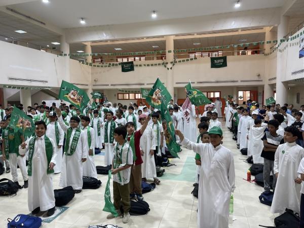 مدارس ‫تعليم الجبيل‬ تستقبل الطلاب بالهدايا