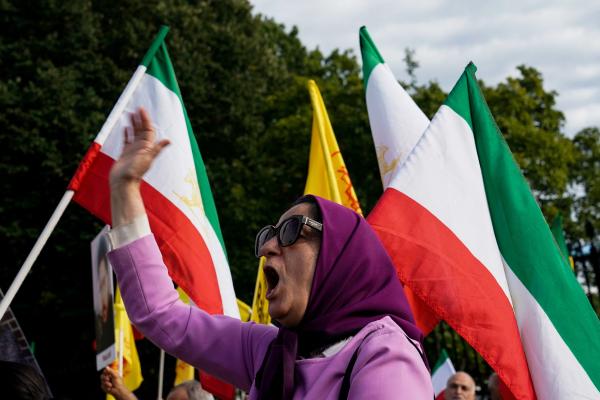  امرأة من أنصار المقاومة الإيرانية أمام البيت الأبيض في واشنطن خلال مظاهرة لدعم الاحتجاجات (رويترز)