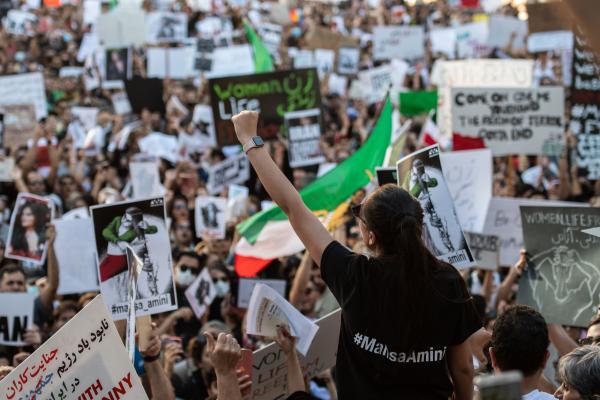 الجدران والنوافذ والأسطح..وسائل احتجاج جديدة ضد «الملالي»