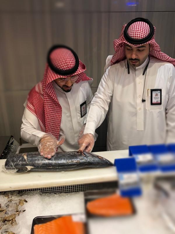 إتلاف أسماك «فاسدة» غرب الدمام